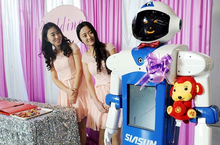 Trao luu robot lam boi ban dam cuoi Trung Quoc